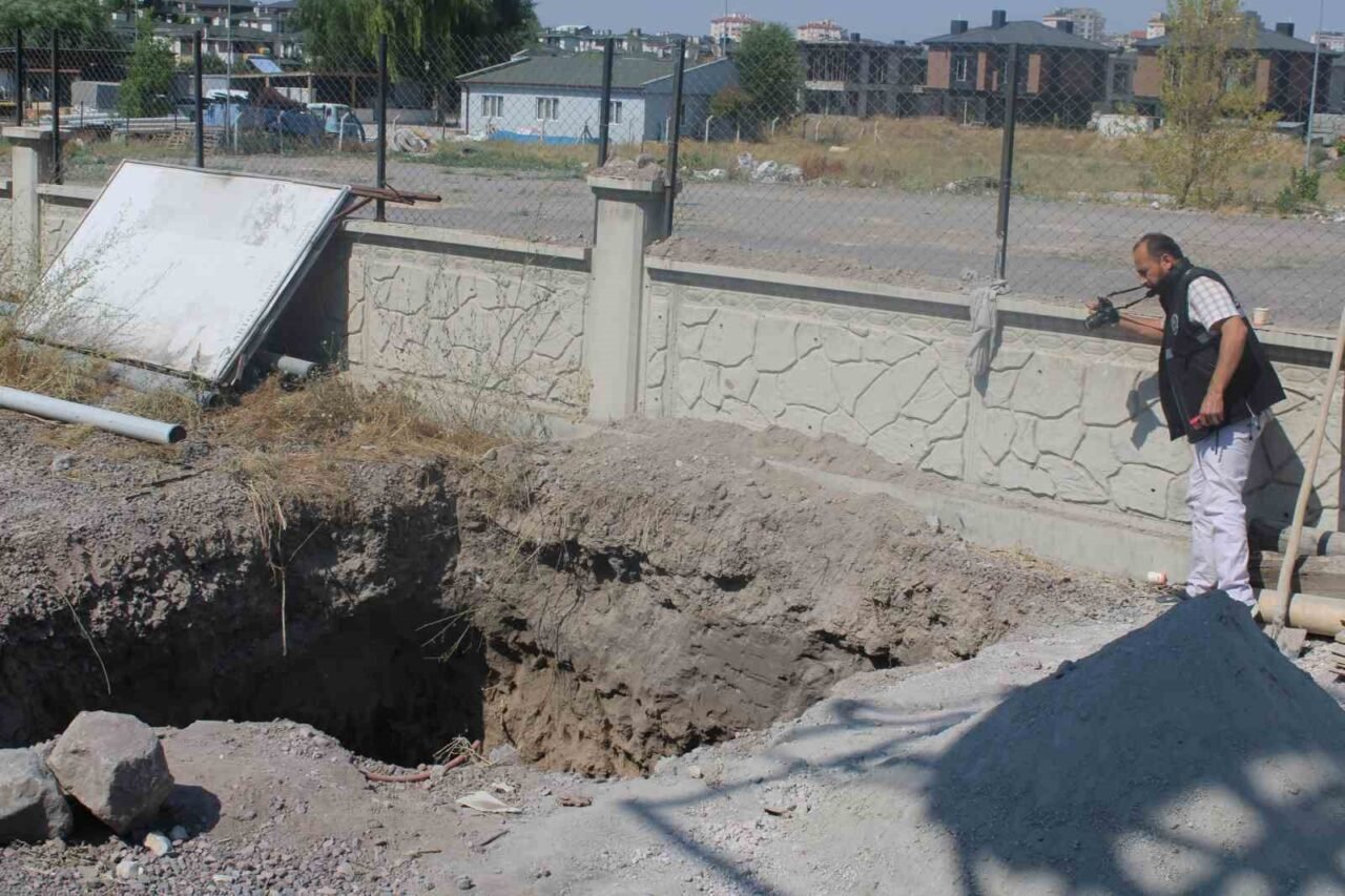 Kayseri'nin Melikgazi ilçesinde foseptik çukurunda çalışan 25 yaşındaki M.Y., üzerine
