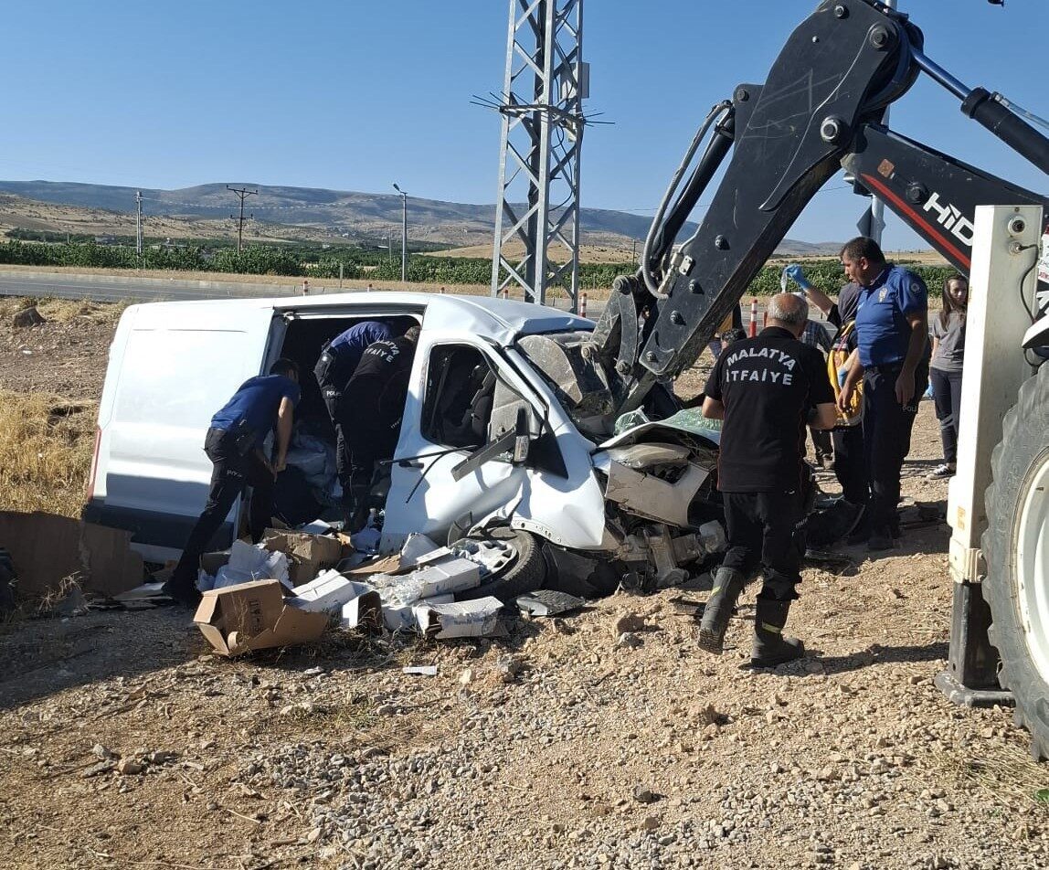 Malatya'nın Akçadağ ilçesinde S.S. yönetimindeki hafif ticari araç, freni boşaldığı