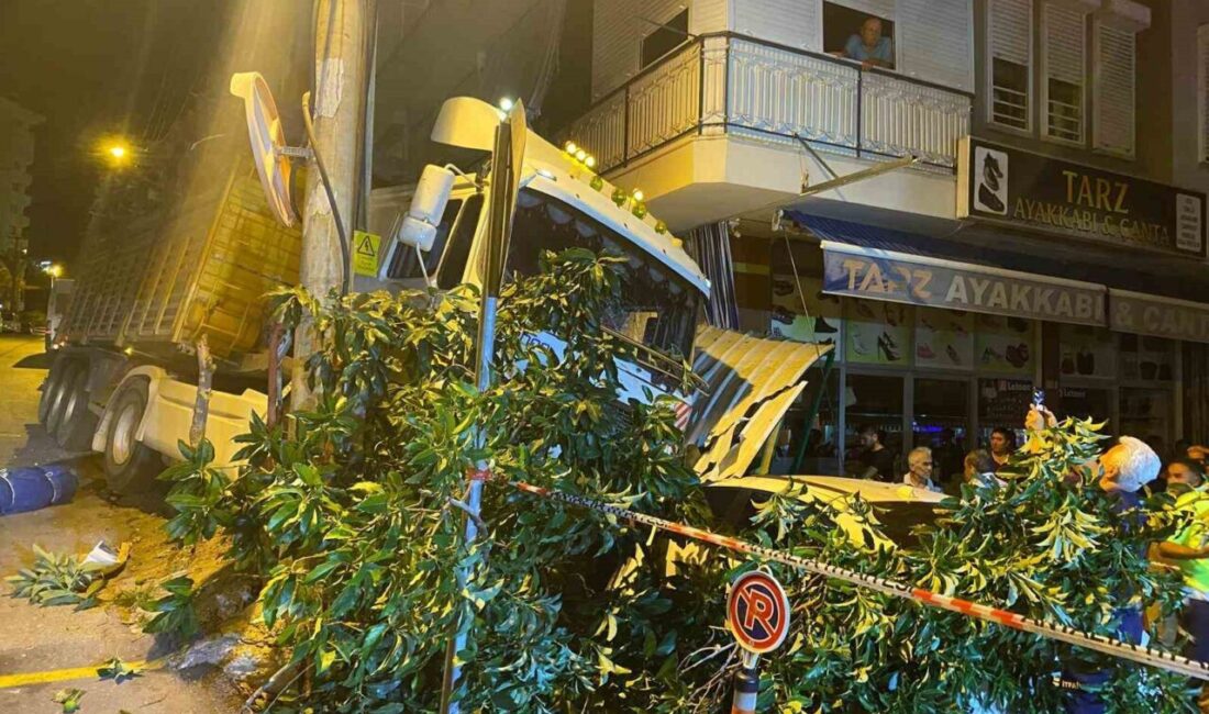 Antalya'nın Alanya ilçesinde, freni boşalan bir tır, park halindeki iki