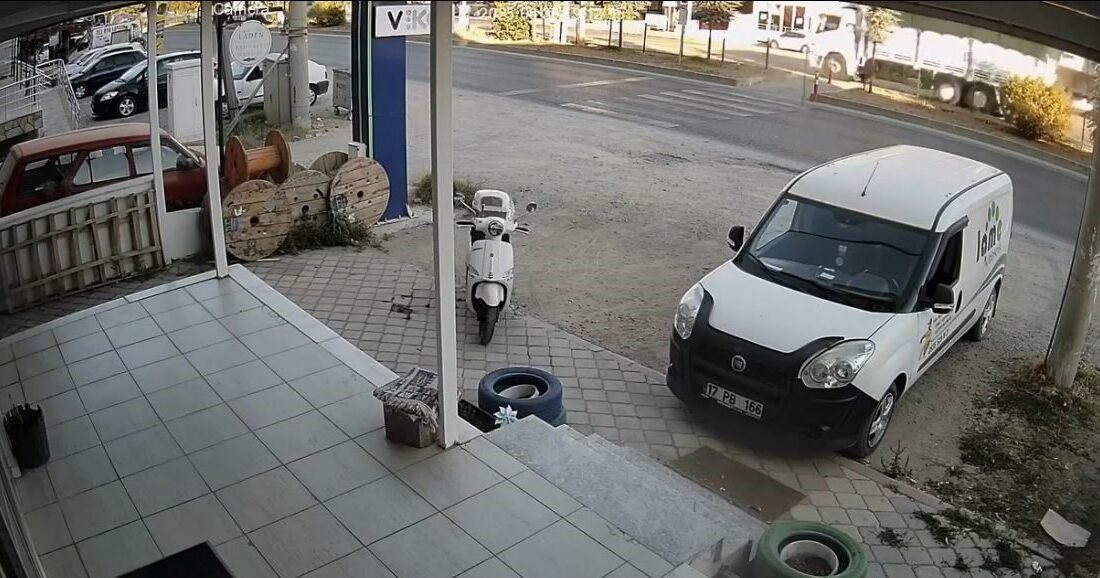 Çanakkale'nin Ayvacık ilçesinde frekans patlayan bir kamyonun trafik ışığında bekleyen