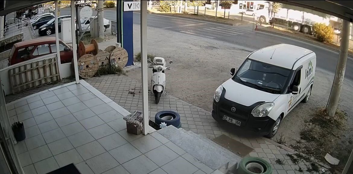 Çanakkale'nin Ayvacık ilçesinde frekans patlayan bir kamyonun trafik ışığında bekleyen
