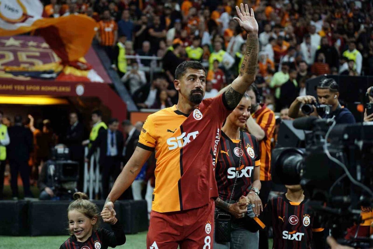 Galatasaray, 31 yaşındaki Kerem Demirbay ile yollarını ayırdığını duyurdu. Sosyal