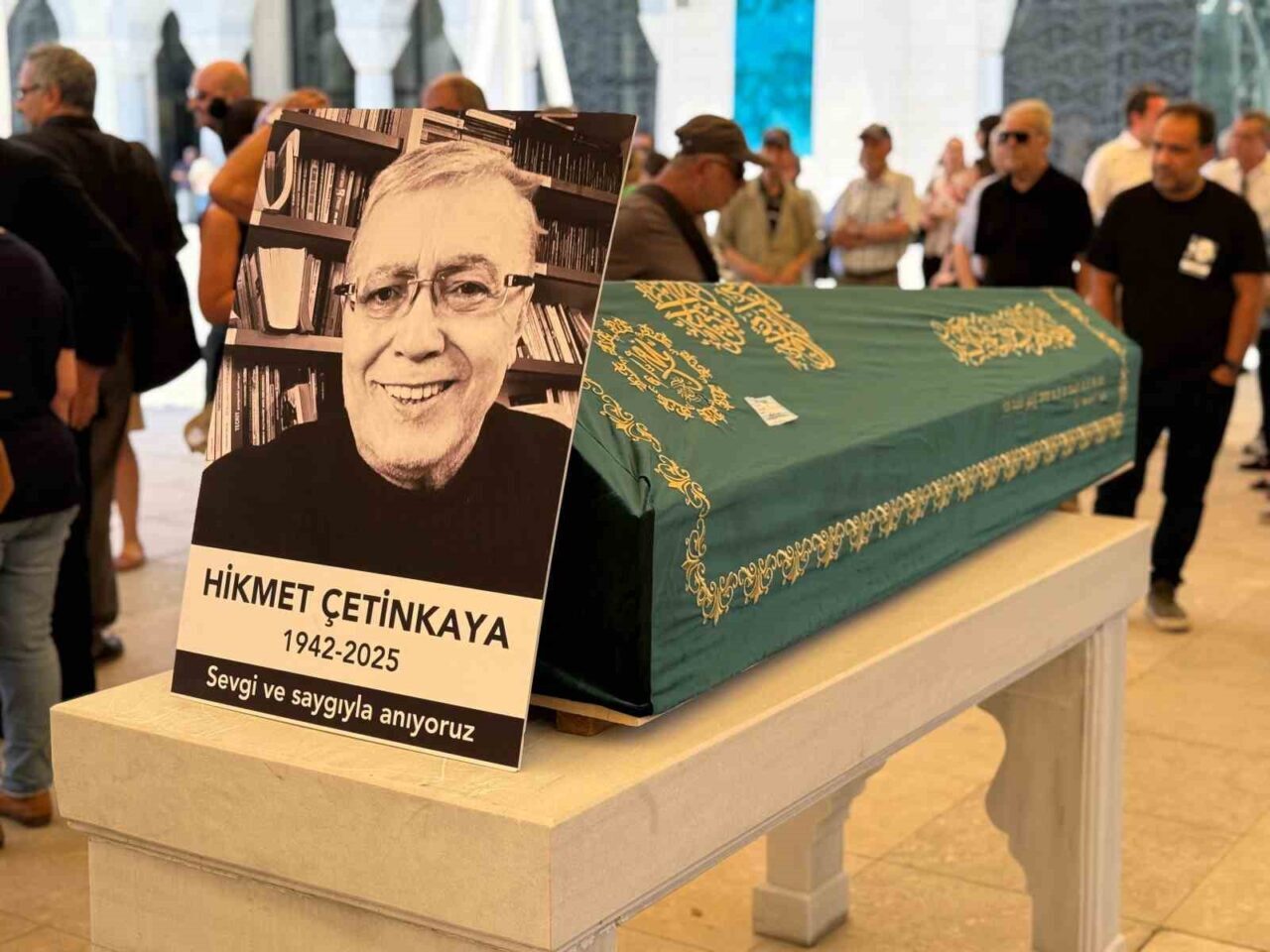 Gazeteci yazar Hikmet Çetinkaya, İstanbul'da 83 yaşında çoklu organ yetmezliği