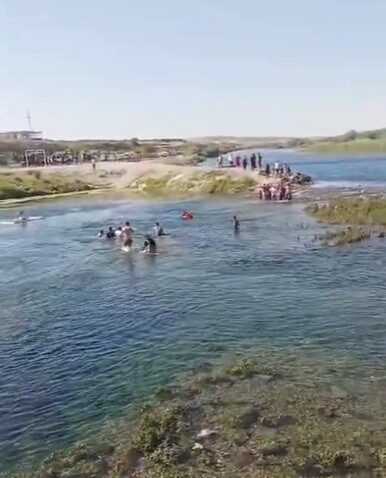 Gaziantep'in Karkamış ilçesinde, Fırat Nehri'nde serinlemek isteyen iki genç akıntıya