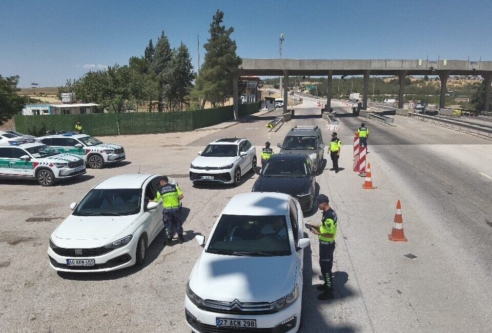 Gaziantep'te otoyolda yapılan dron destekli denetimlerde 215 araca 356 bin