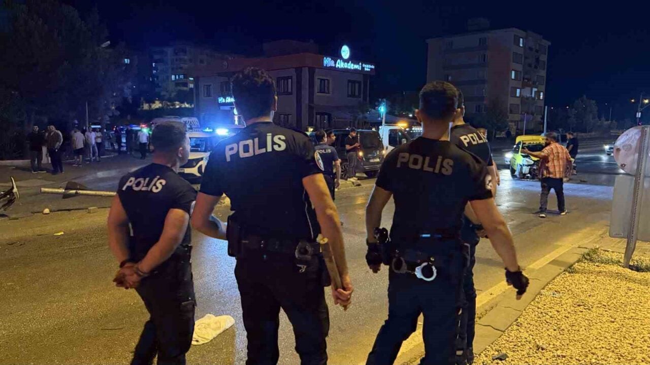 Gaziantep’in Beykent Mahallesi'nde meydana gelen trafik kazasında 6 kişi yaralandı.