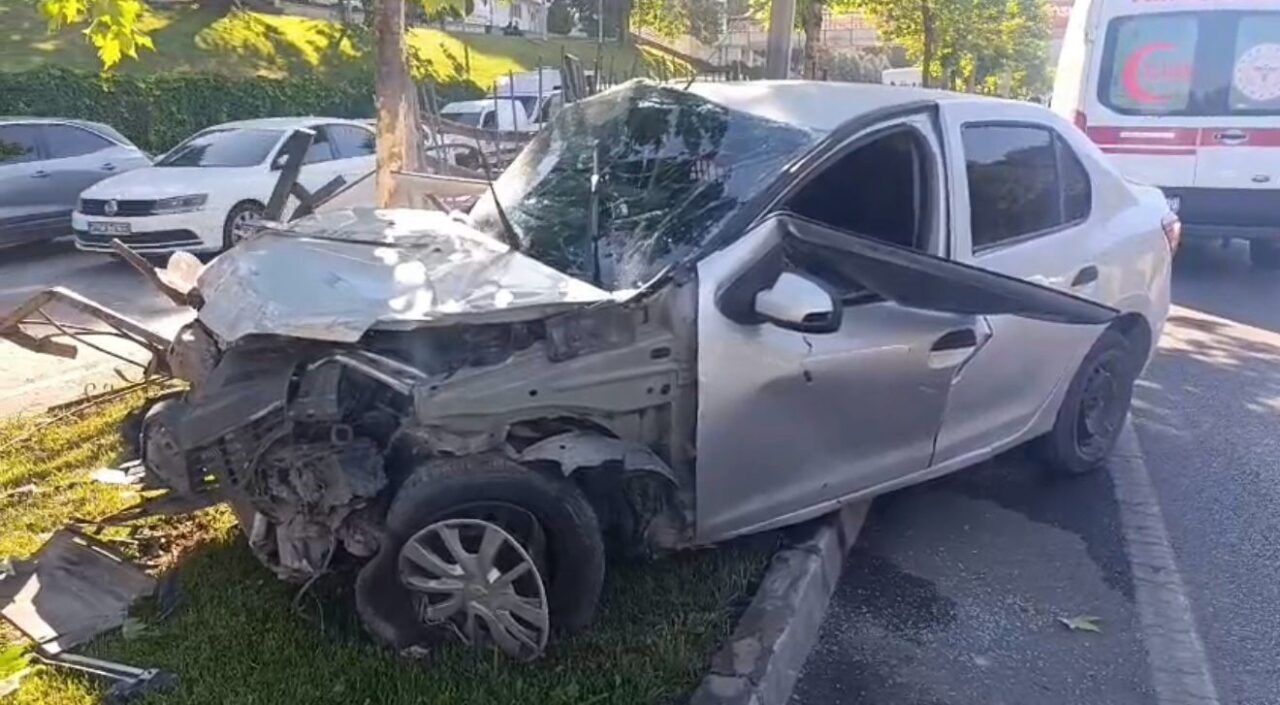 Gaziantep'te direksiyon hakimiyetini kaybeden sürücünün otomobili, İpek Yolunda refüje çarparak