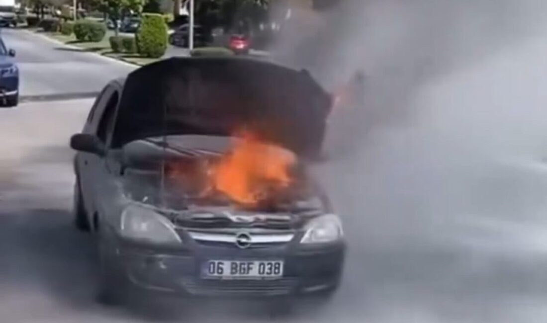 Gaziantep'in Şehitkamil ilçesinde seyir halindeki Opel marka otomobilin motor kısmı