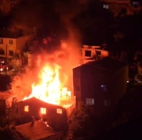 Gaziosmanpaşa'da bir buzdolabının patlaması sonucu gecekondu yangını çıktı. Yangın, rüzgarın
