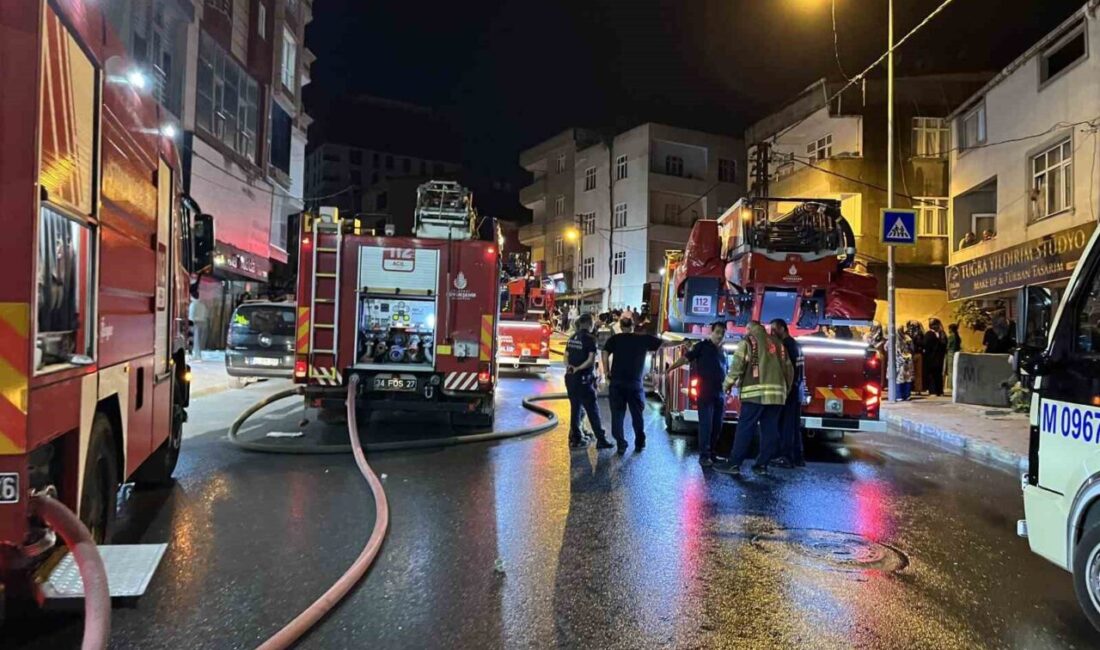İstanbul Gaziosmanpaşa'da bir binanın çatısında çıkan yangın, itfaiye ekiplerinin bir