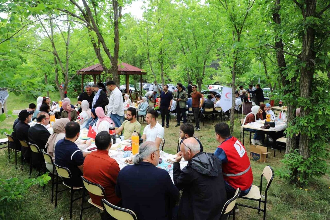 Erzurum Palandöken Kızılay Şubesi, Gazzeli öğrencilere yönelik bir piknik düzenledi.