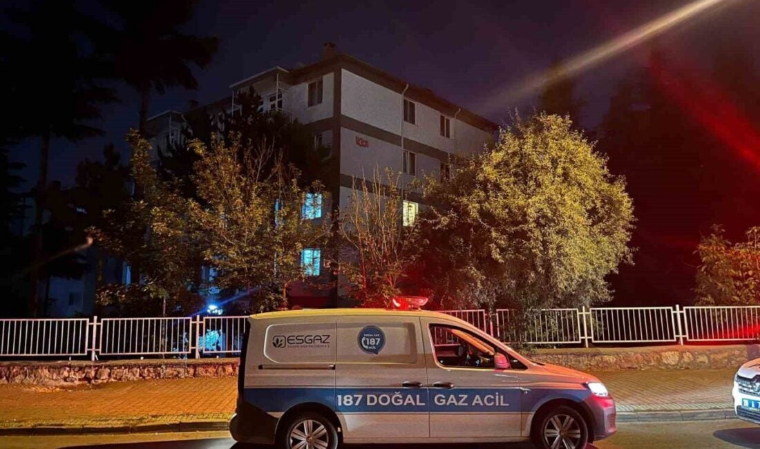Eskişehir'de gece saatlerinde Yenikent Mahallesi'ndeki bir apartmanda doğal gaz yangını