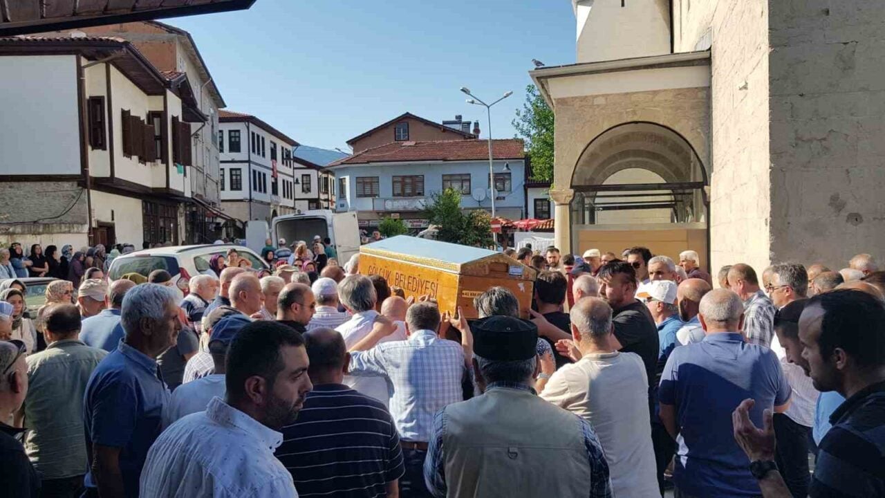 Kocaeli'nde çınar ağacından kopan dalın düşmesi sonucu hayatını kaybeden 29