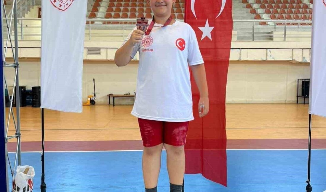 Eskişehirli sporcu Berat Ayberk Göçmen, 9-12 Temmuz tarihlerinde İzmir'de düzenlenen