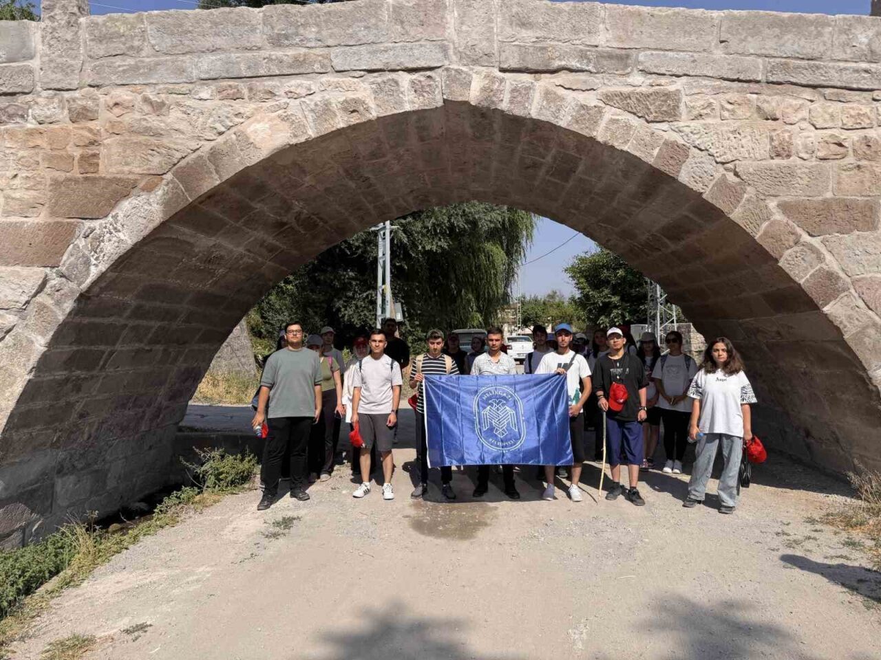 Melikgazi Belediyesi, gençlere yönelik düzenlediği Koramaz Vadisi Doğa Yürüyüşü ile