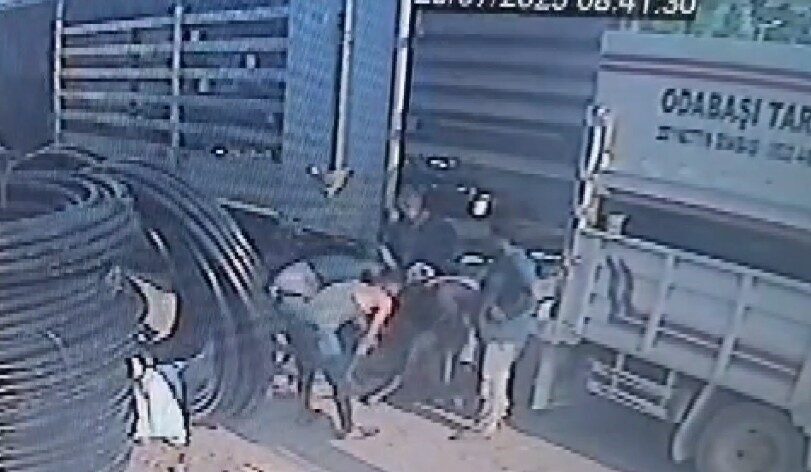 Mersin'in Silifke ilçesinde, yük taşırken tır ve kamyonet arasında sıkışan