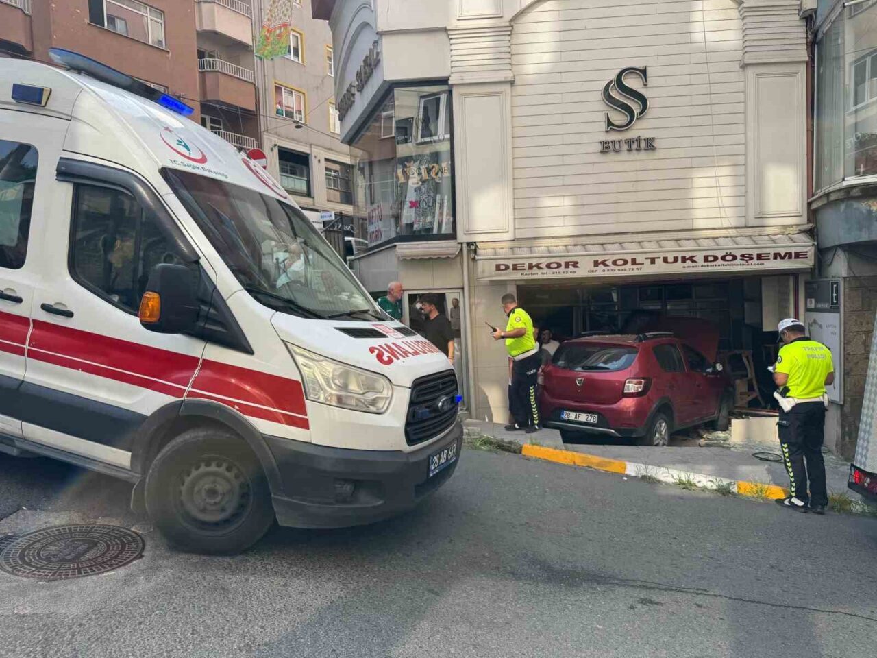 Giresun'un Kapu Mahallesi'nde Şengül T. direksiyon hakimiyetini kaybederek bir dükkana