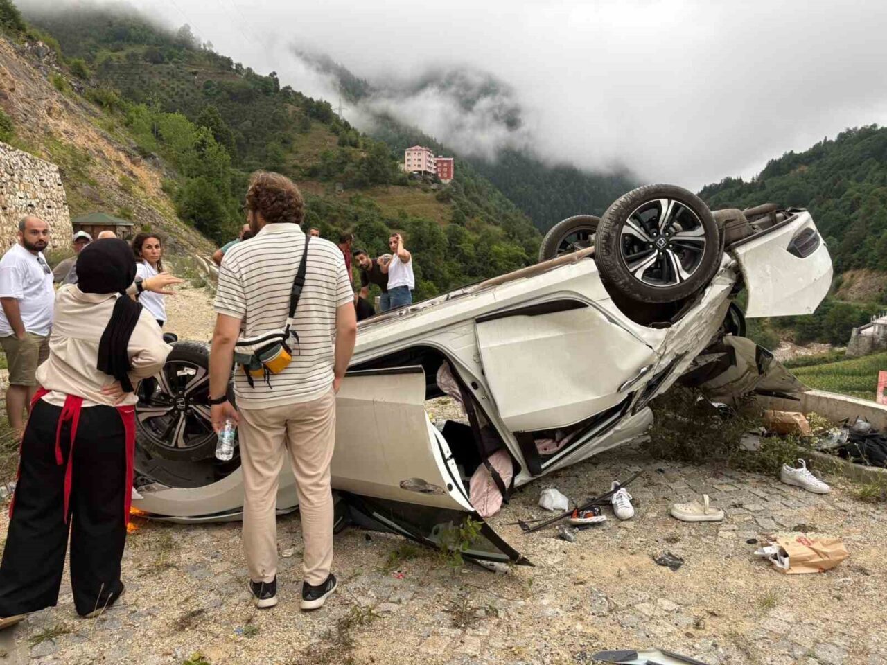 Giresun'un Dereli ilçesindeki Göksu travertenlerinde, bir otomobil otoparktan yürüyüş yoluna