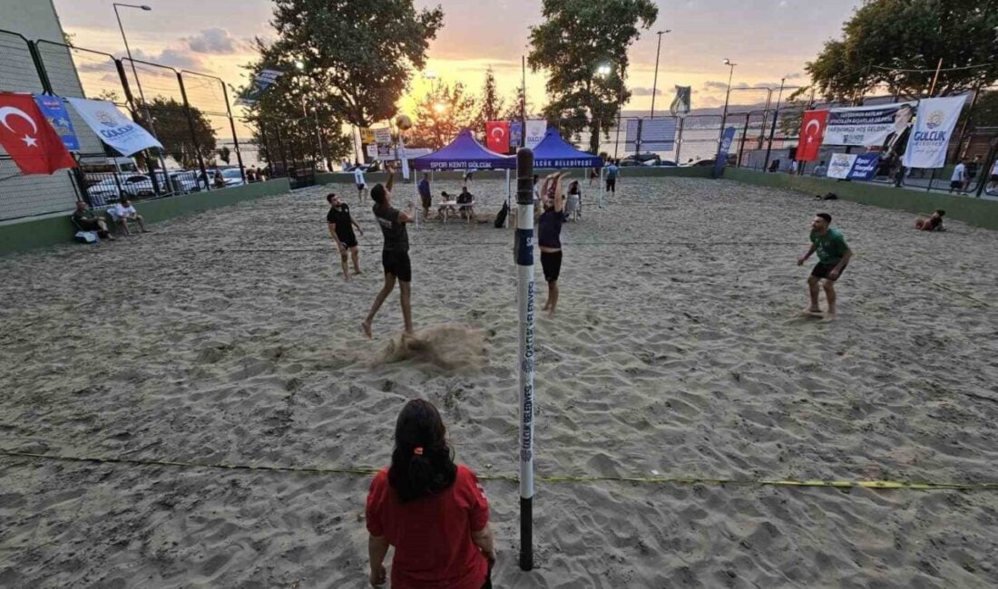 Gölcük Belediyesi, yaz spor etkinlikleri kapsamında plaj voleybolu turnuvasını Yüzbaşılar