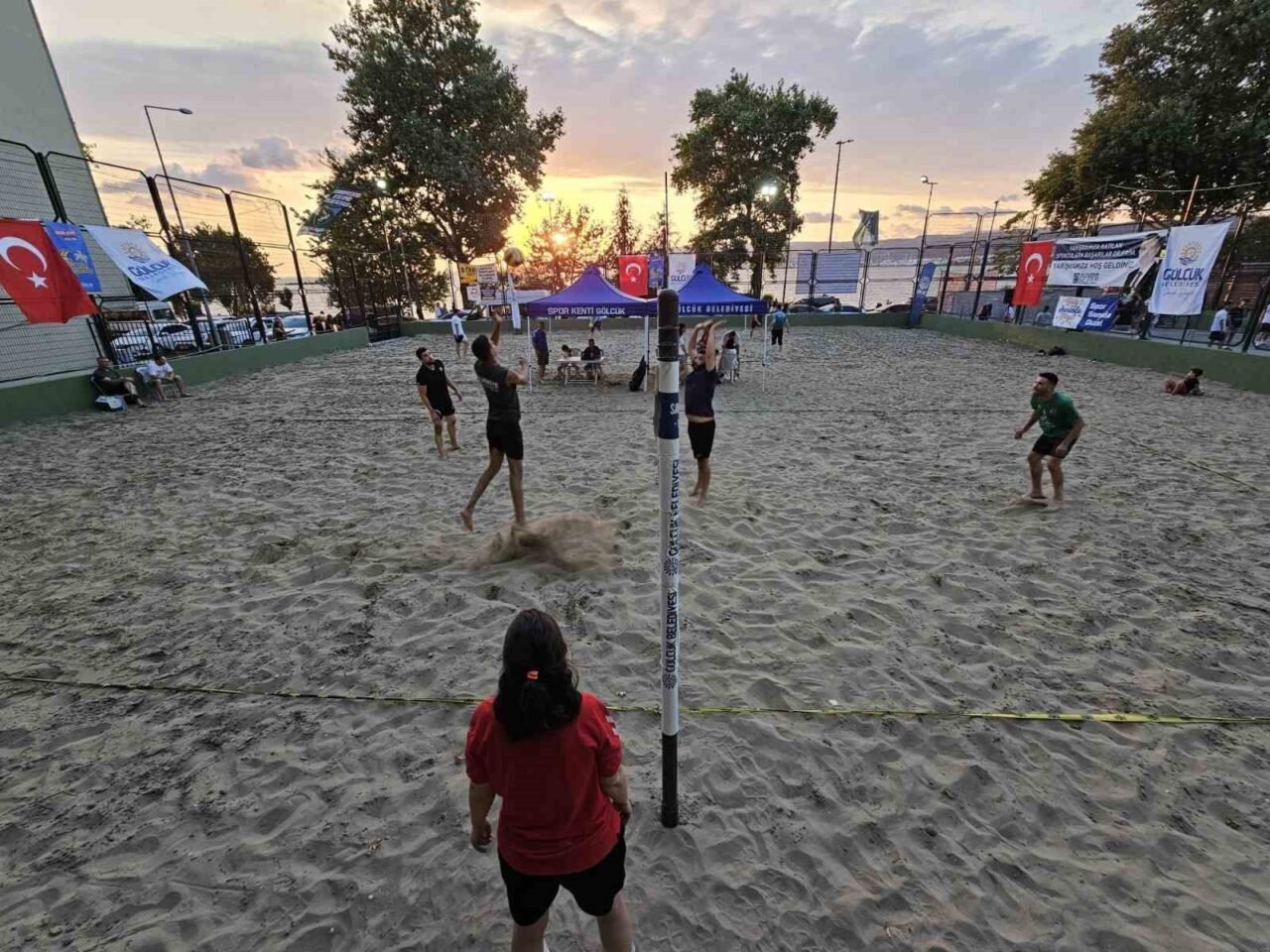 Gölcük Belediyesi, yaz spor etkinlikleri kapsamında plaj voleybolu turnuvasını Yüzbaşılar