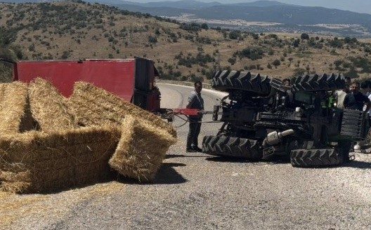 Balıkesir'in Gönen ilçesinde, M.A. (27) yönetimindeki saman yüklü traktör, ani