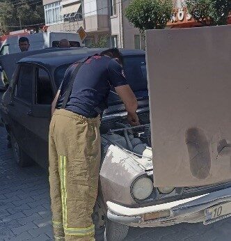 Balıkesir'in Gönen ilçesinde bir otomobilin motor bölümünden duman çıkması üzerine