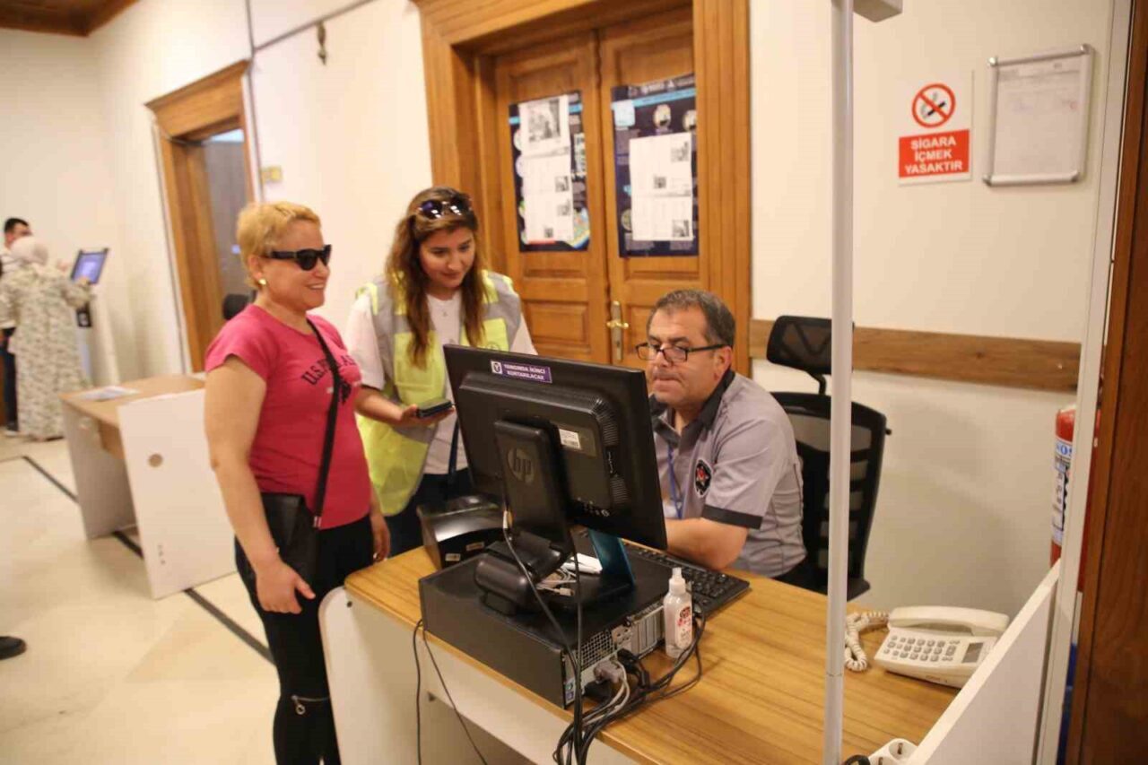 Hatay'da yaşayan görme engelli Süreyya Söylemez, kimlik yenileme işlemi için