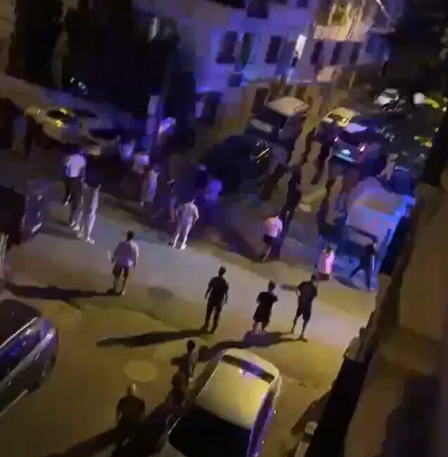 Esenyurt'ta bir şahıs, ailesine şiddet uygularken eşi yardım istemek için