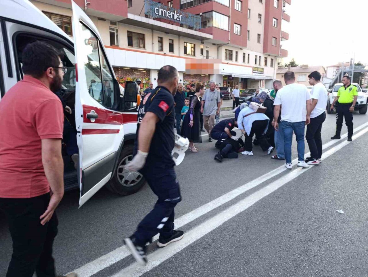 Gümüşhane'de 85 yaşındaki Suna A., karşıdan karşıya geçerken koşmaya başlayarak