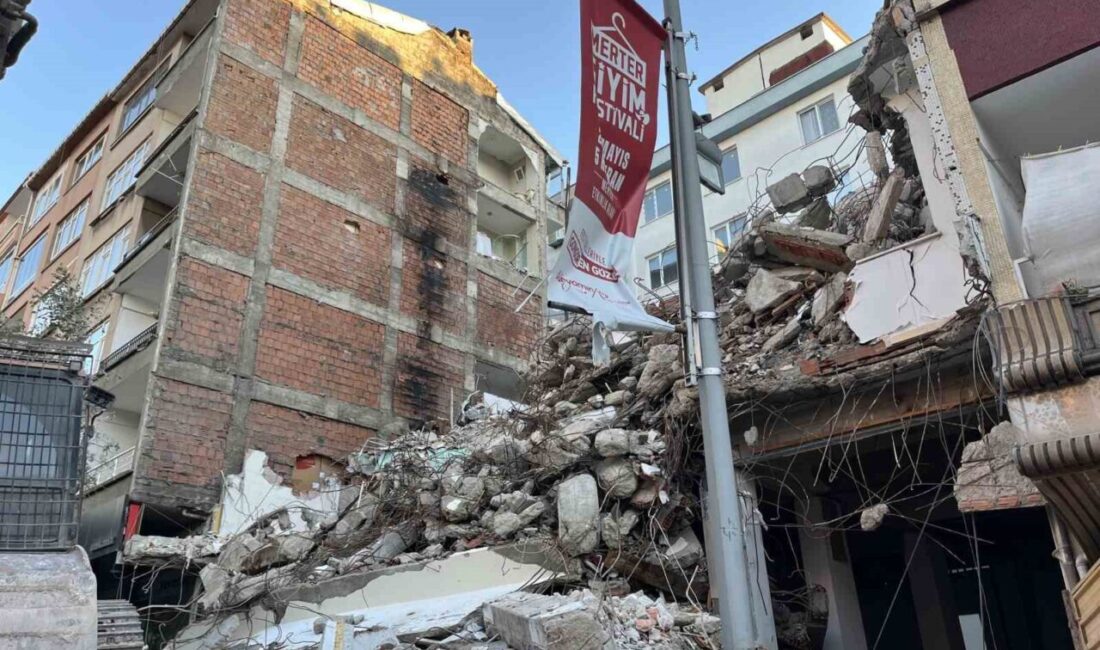 İstanbul Güngören’de kentsel dönüşüm çalışmaları sırasında yapılan yıkımda yan binaların