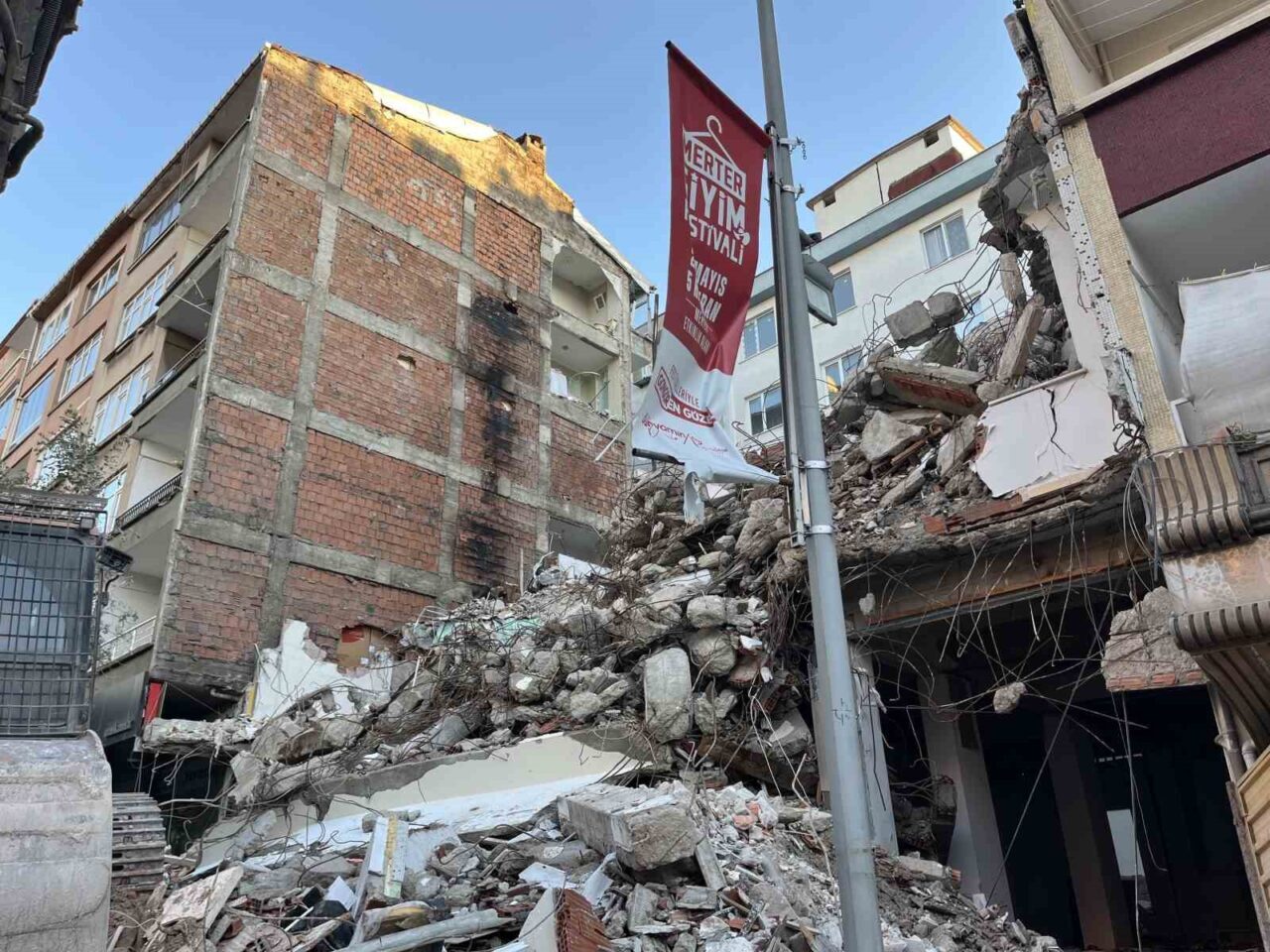 İstanbul Güngören’de kentsel dönüşüm çalışmaları sırasında yapılan yıkımda yan binaların