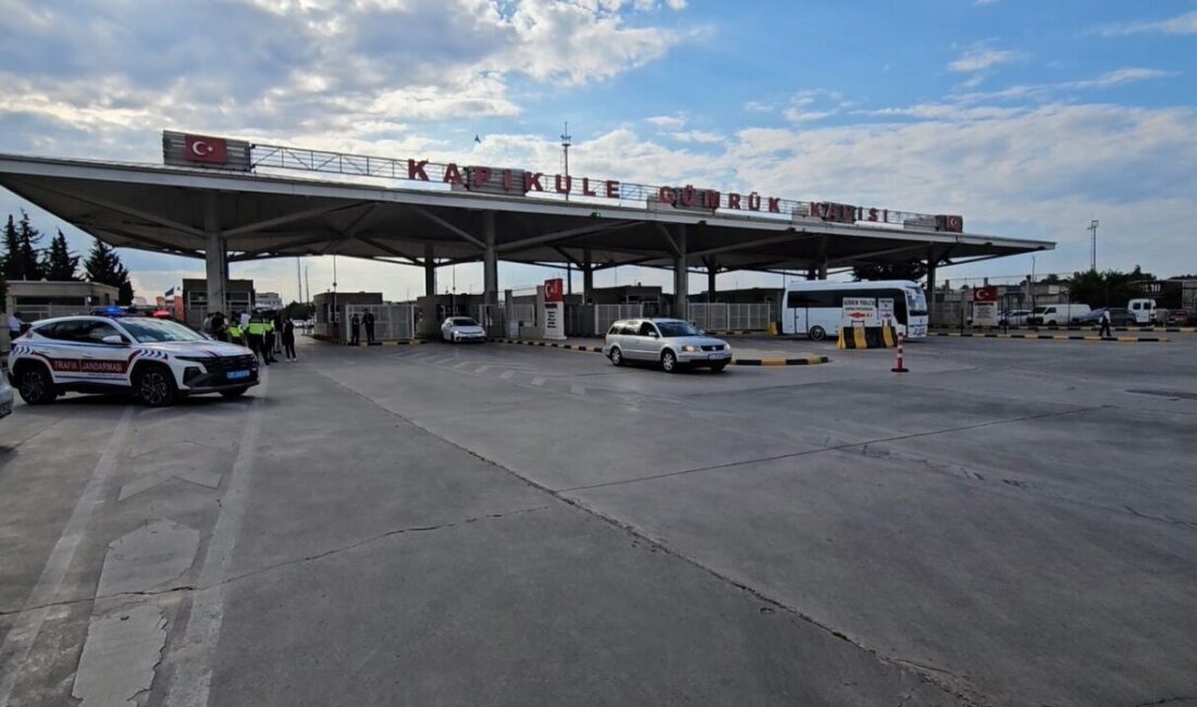 Avrupa'dan tatil için Türkiye'ye dönen gurbetçiler, Kapıkule Sınır Kapısı'nda halk