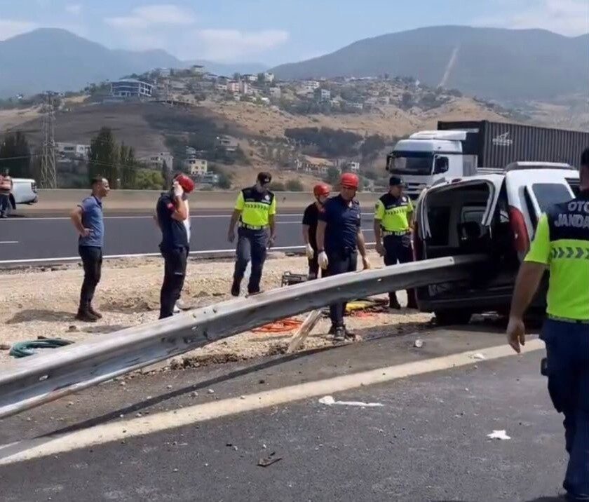 Osmaniye'nin Bahçe ilçesinde K.A. yönetimindeki hafif ticari araç, direksiyon hakimiyetinin