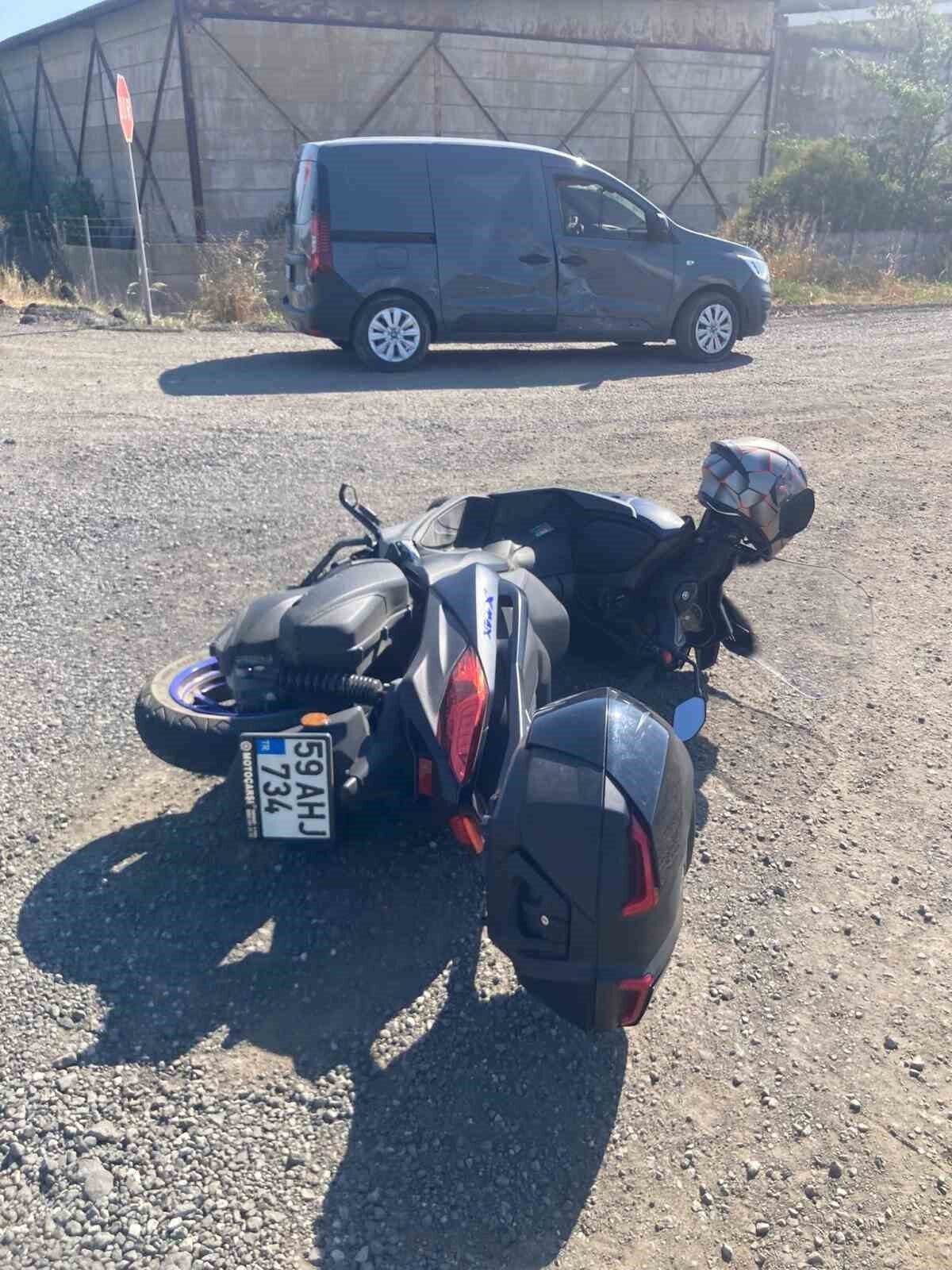 Tekirdağ'ın Muratlı ilçesinde hafif ticari aracın çarptığı motosikletin sürücüsü Hakan