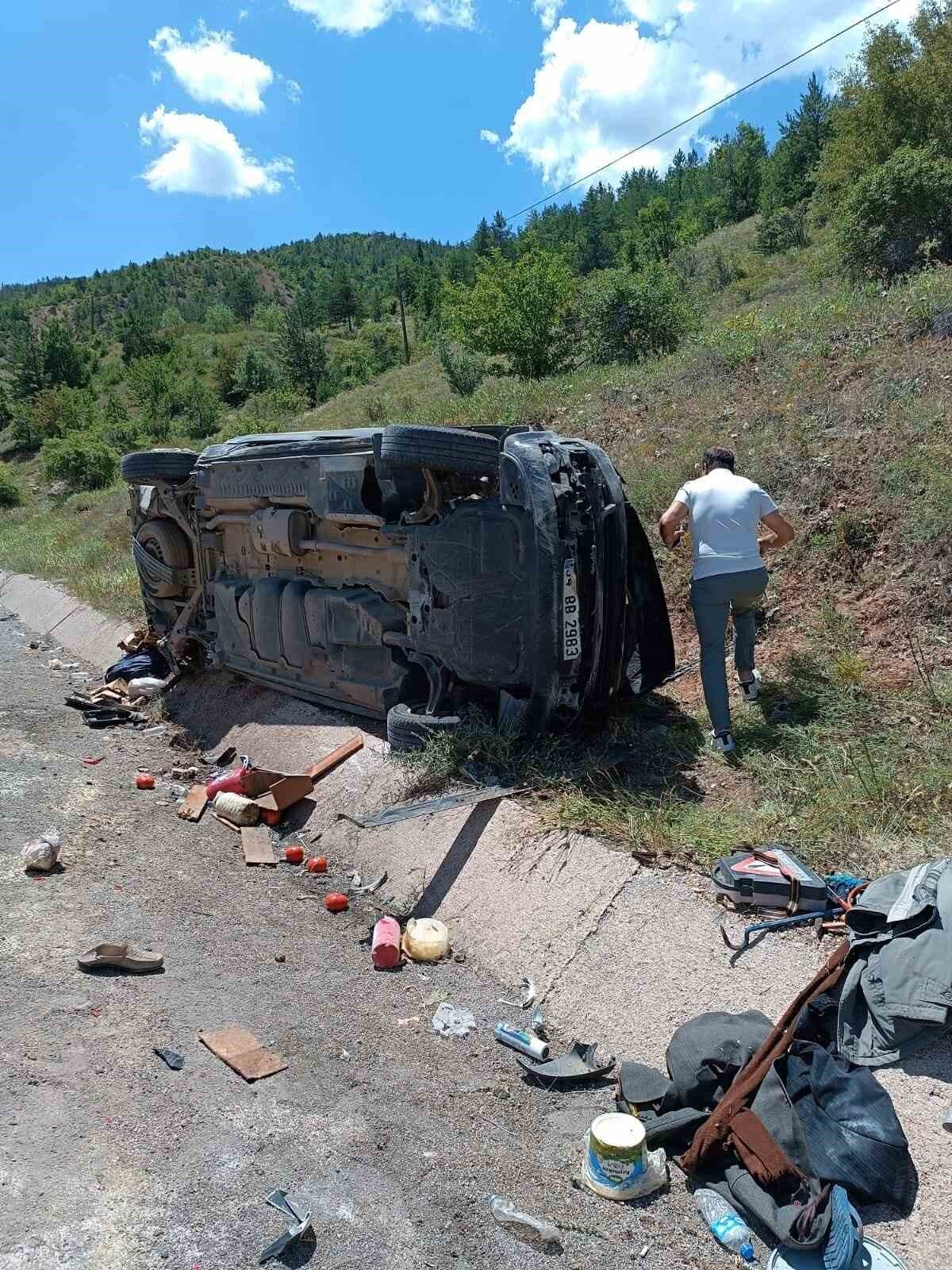 Gümüşhane'de Dursun K. (67) yönetimindeki hafif ticari araç, menfeze çarpıp