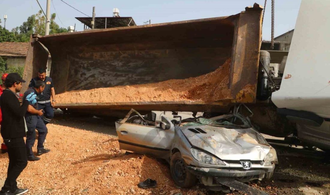 Hatay'da Dibo Bayır, hafriyat kamyonunun otomobilinin üzerine devrilmesi sonucunda ciddi