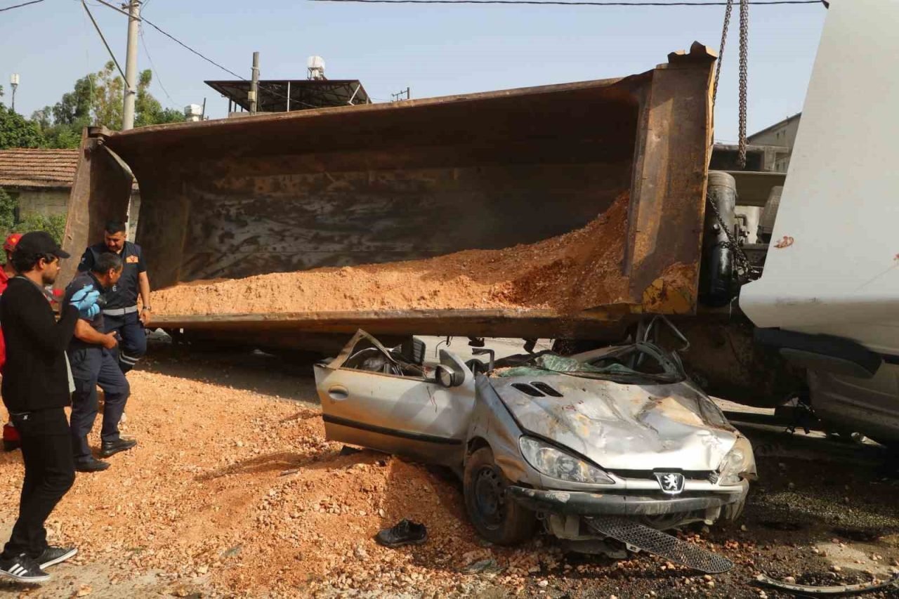 Hatay'da Dibo Bayır, hafriyat kamyonunun otomobilinin üzerine devrilmesi sonucunda ciddi
