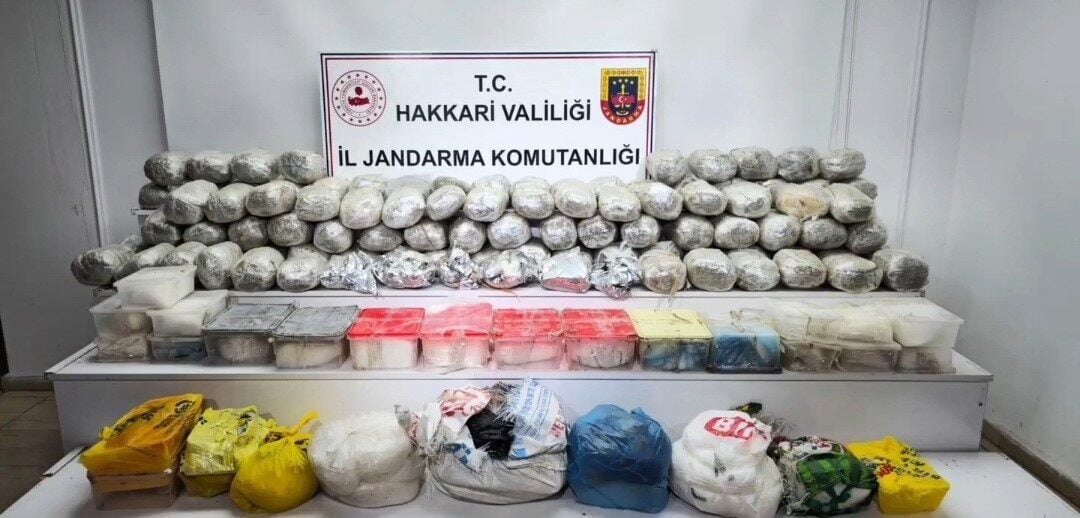 Hakkari'nin Yüksekova ilçesinde jandarma tarafından gerçekleştirilen operasyonda 121 kilo uyuşturucu