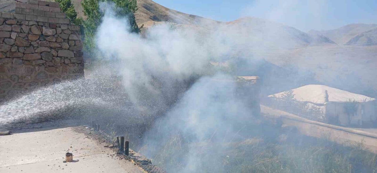 Hakkari Belediyesi'nin itfaiye ekipleri, son bir haftada 10 anız yangınına