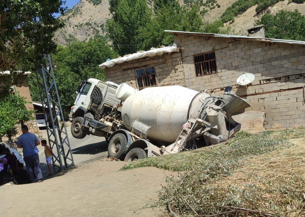 Hakkari'nin Durankaya beldesinde geri manevra yapan bir beton mikseri, ahıra