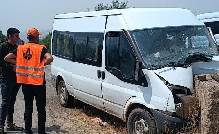 Hakkari’nin Yüksekova ilçesinde bir minibüs, sürücüsünün hakimiyetini kaybetmesi sonucu duvara