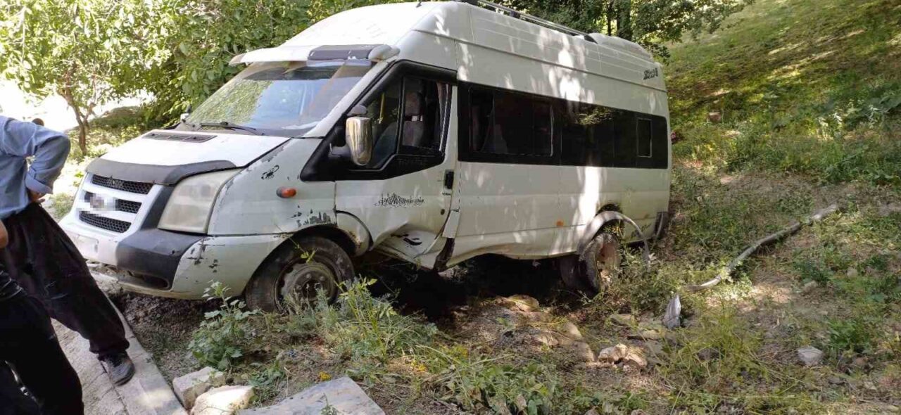 Hakkari'de ot biçmeye gidenleri taşıyan Reşit Çakır'ın kullandığı minibüs, Cevizdibi