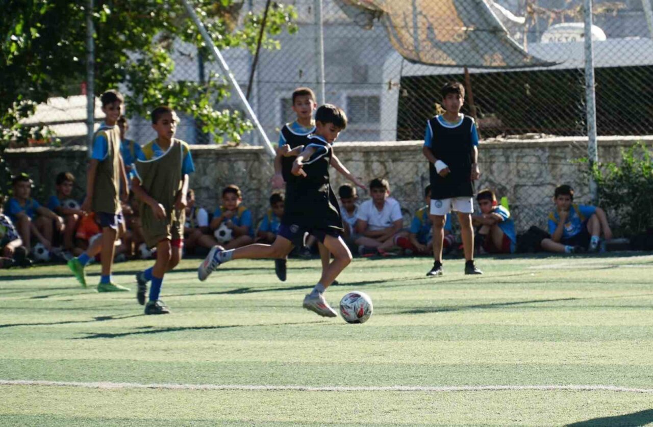 Haliliye Belediyesi'nin yaz spor okulları kapsamında düzenlediği futbol kursu, 7-14
