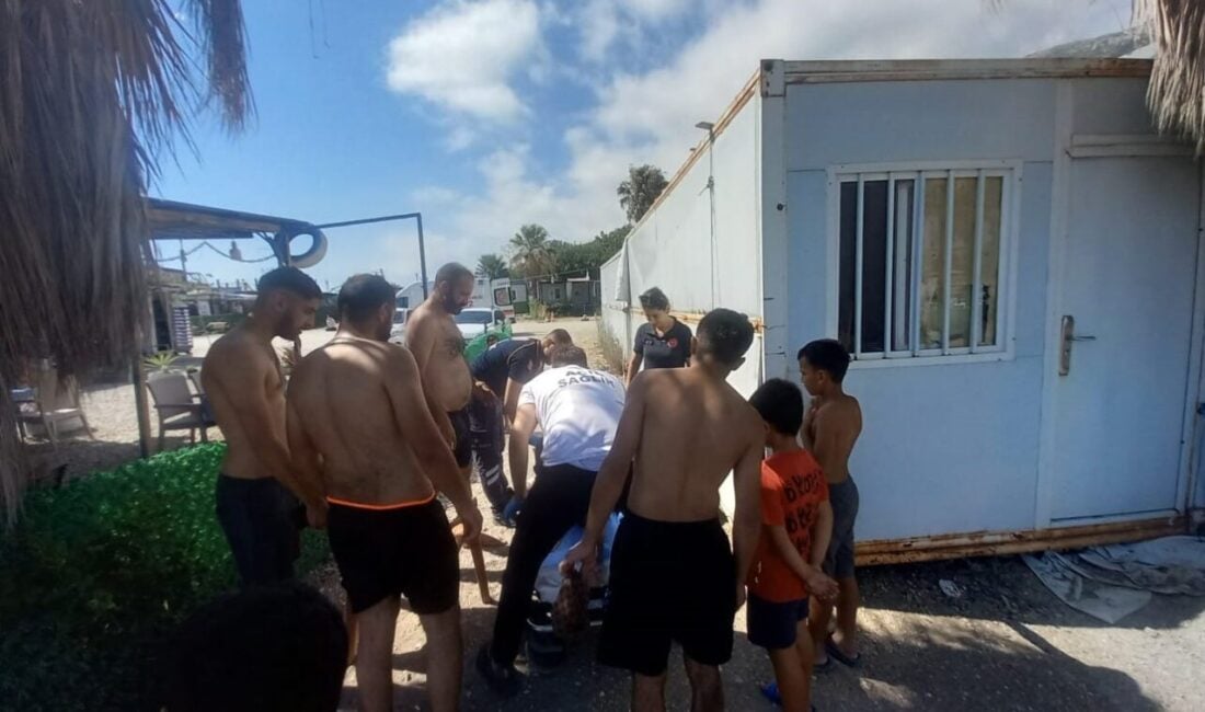 Hatay'da serinlemek amacıyla denize giren 5 genç, rip akıntısına kapıldı.