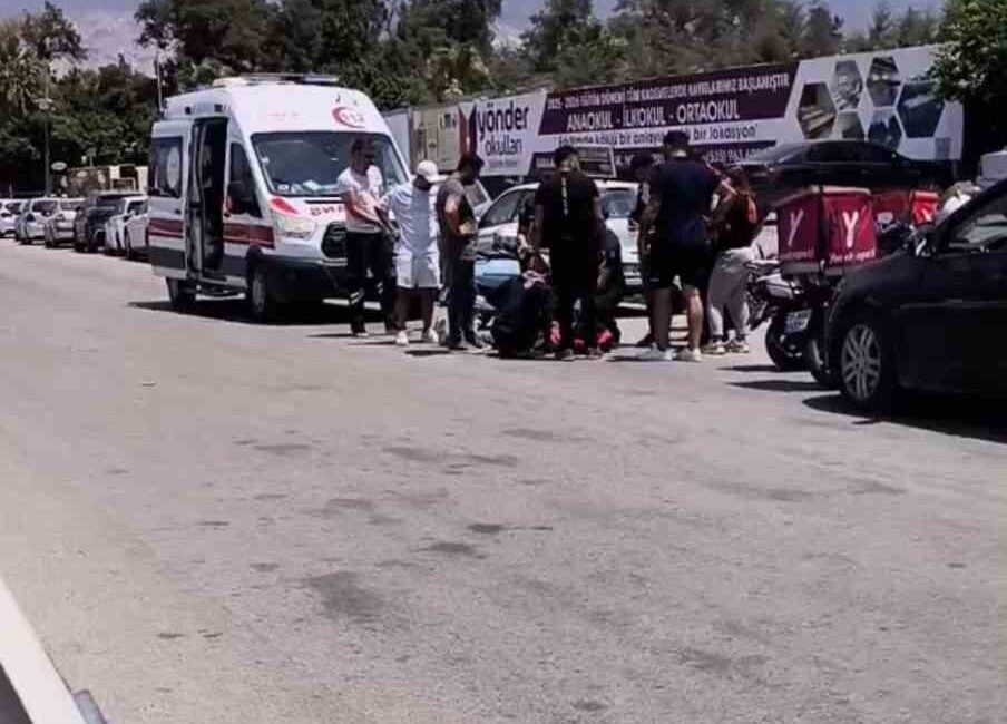 Hatay'ın İskenderun ilçesinde motosikletli kurye, U dönüşü yapan bir otomobile
