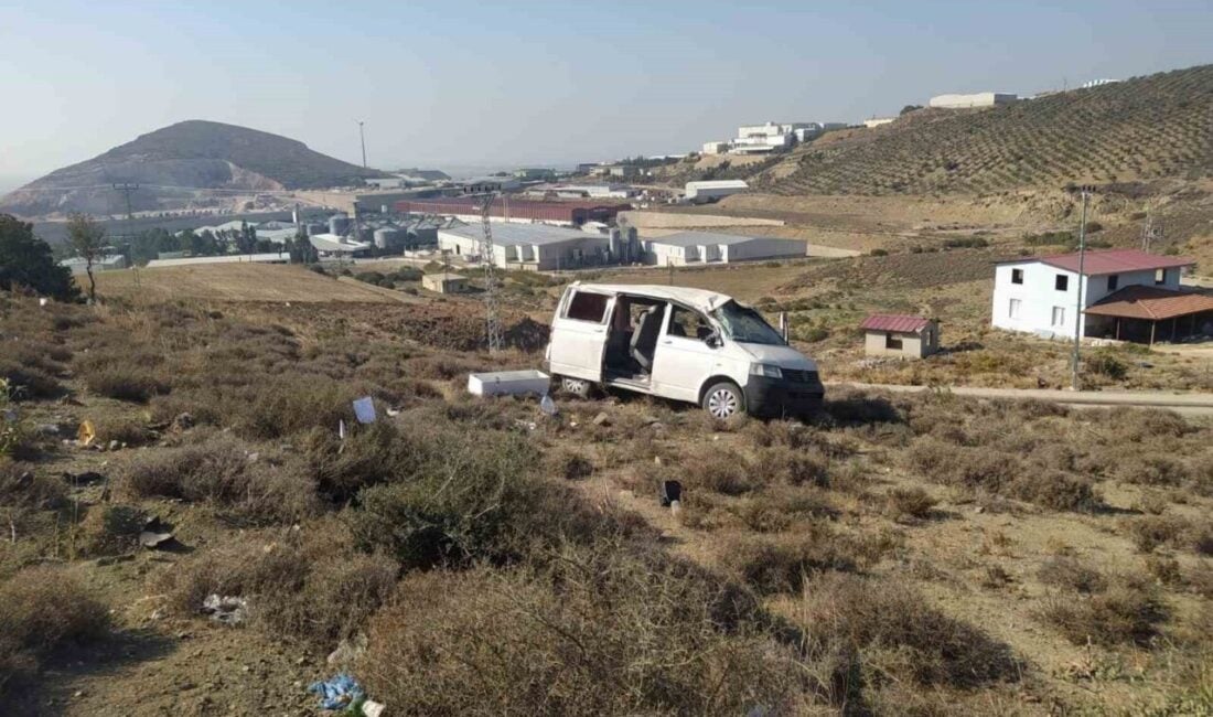 Hatay'ın Belen ilçesinde, H.O. kontrolündeki minibüs direksiyon hakimiyetini kaybederek şarampole
