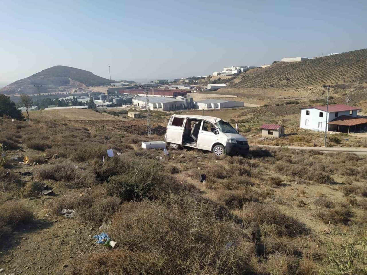 Hatay'ın Belen ilçesinde, H.O. kontrolündeki minibüs direksiyon hakimiyetini kaybederek şarampole