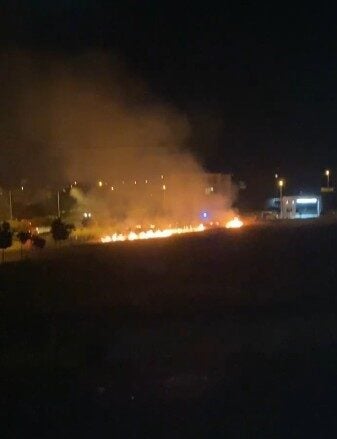 Eskişehir'in Aşağı Söğütönü Mahallesi'nde, havai fişek nedeniyle boş arazide çıkan