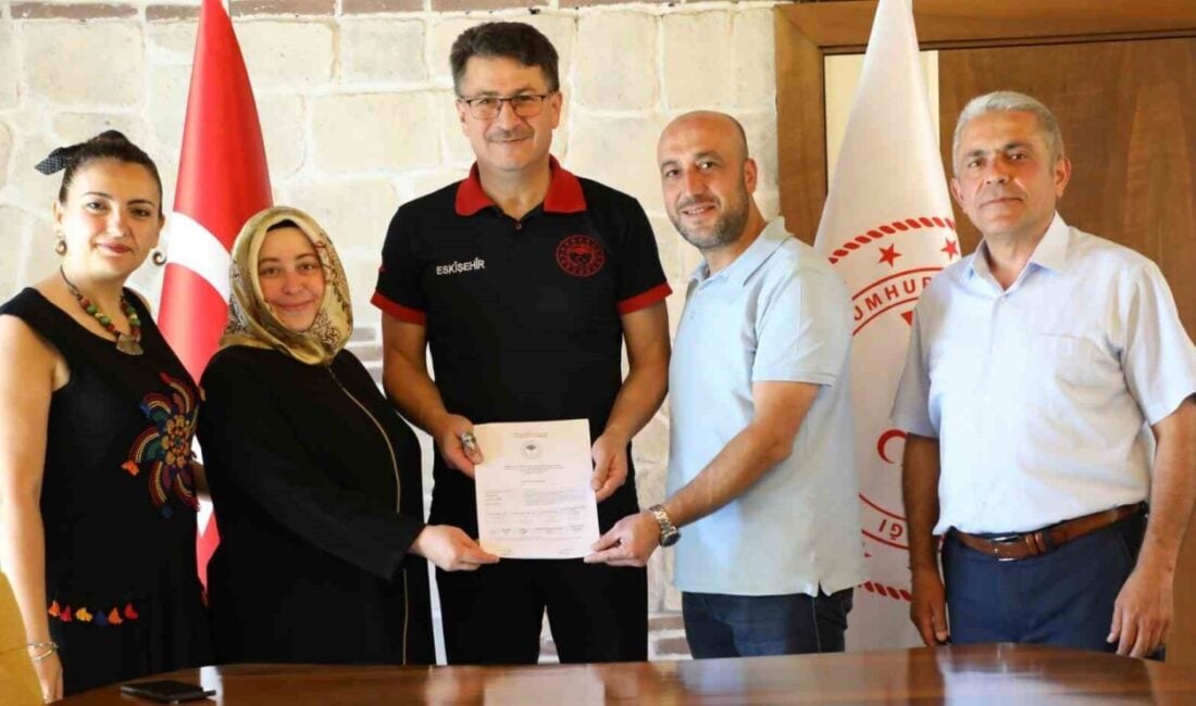 Emine Cavit, Eskişehir'in Tepebaşı ilçesindeki Satılmış köyünde büyükbaş hayvan yetiştiriciliği
