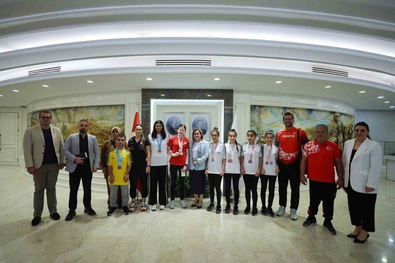 2025'te Türkiye'yi 400 ve 200 metre görme engelliler kategorilerinde temsil